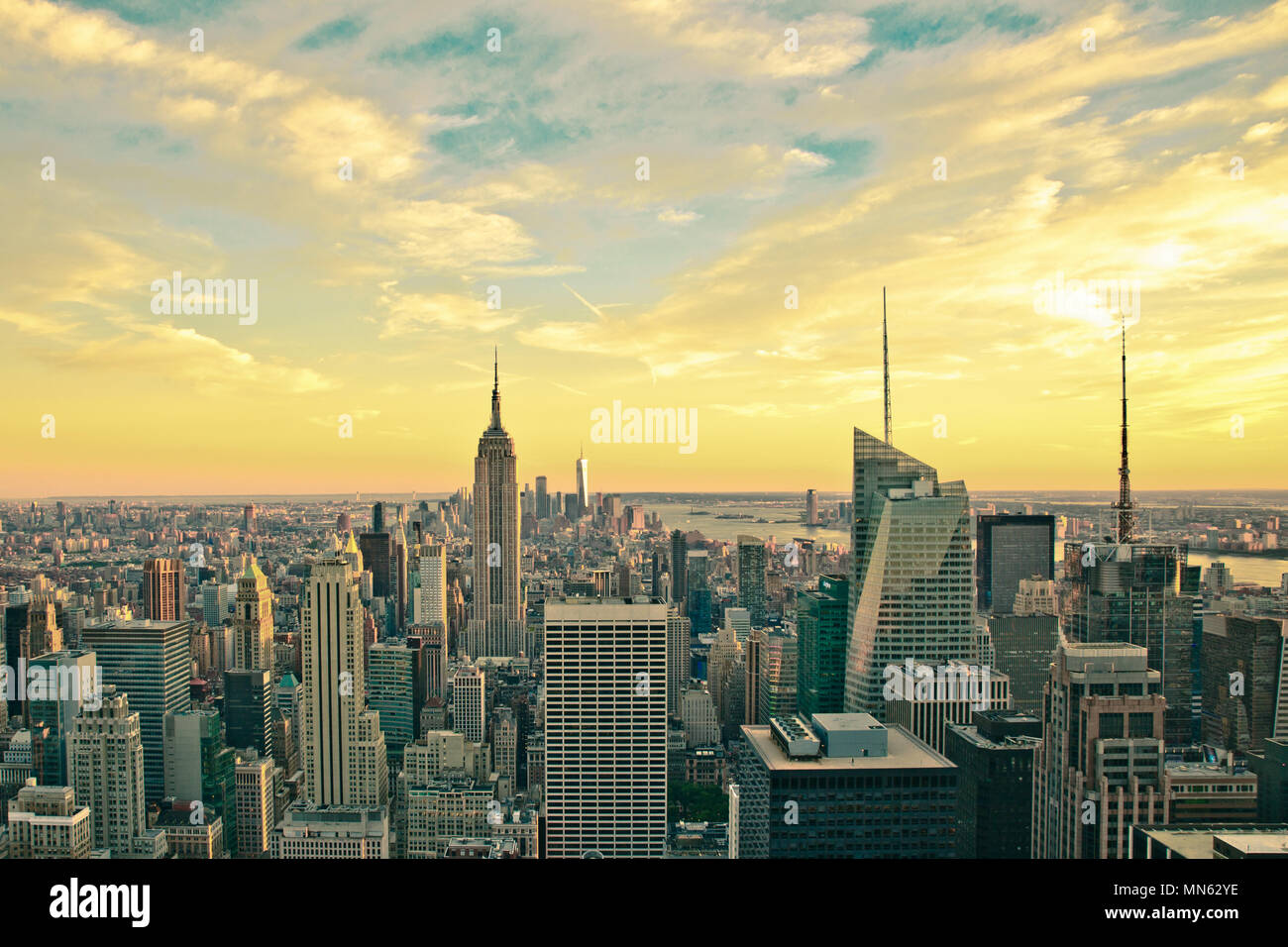New York City Skyline bei Sonnenuntergang mit Vintage Filter Stockfoto