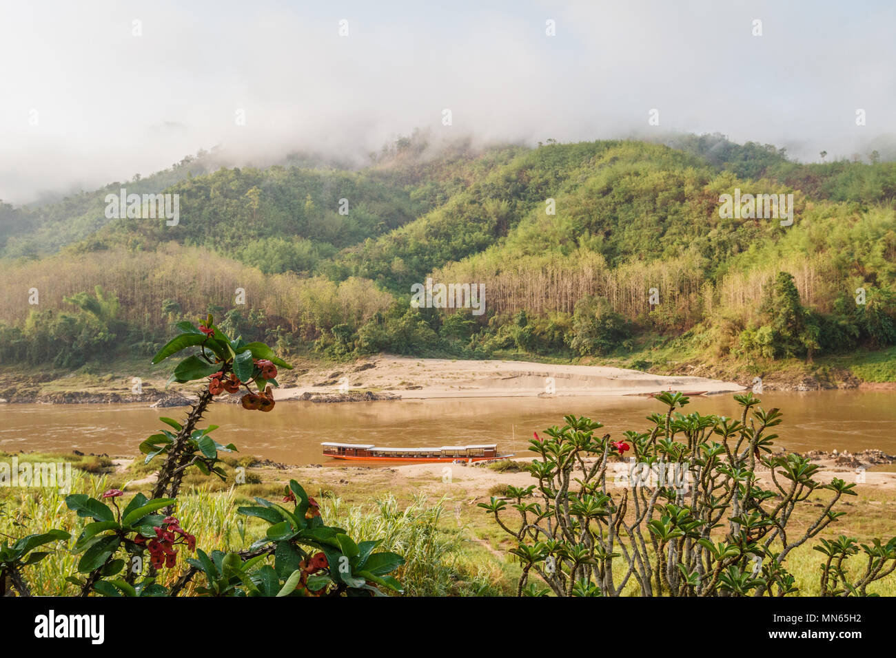 Slow Boat auf Mekong River im Norden von Laos. Stockfoto