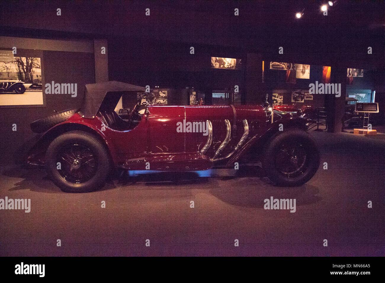 Naples, Florida, USA - Mai 5, 2018: Rot 1929 Mercedes Benz Sport Modell SSK angezeigt an der Revs Institut in Naples, Florida. Nur für den redaktionellen Gebrauch bestimmt. Stockfoto