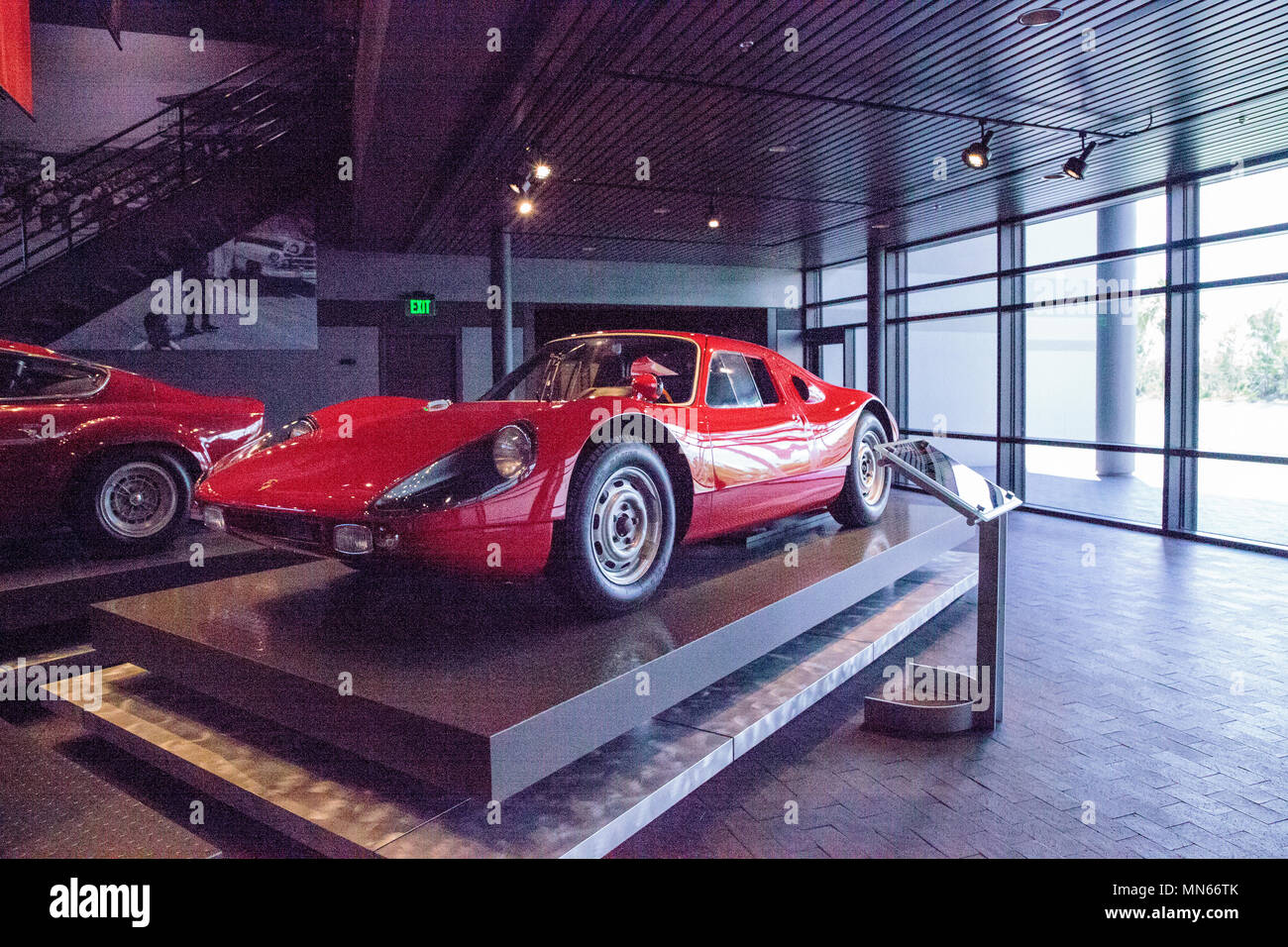 Naples, Florida, USA - Mai 5, 2018: Rot 1964 Porsche 904 Carrera GTS bei der Drehzahl Institut in Naples, Florida. Nur für den redaktionellen Gebrauch bestimmt. Stockfoto