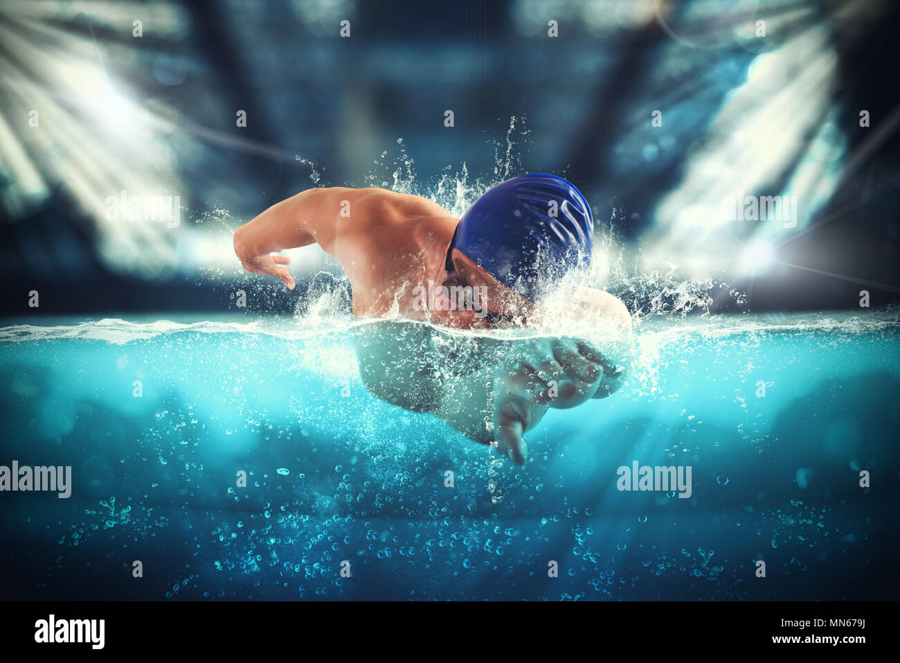 Sportler schwimmt in einem blauen tiefen Pool Stockfoto