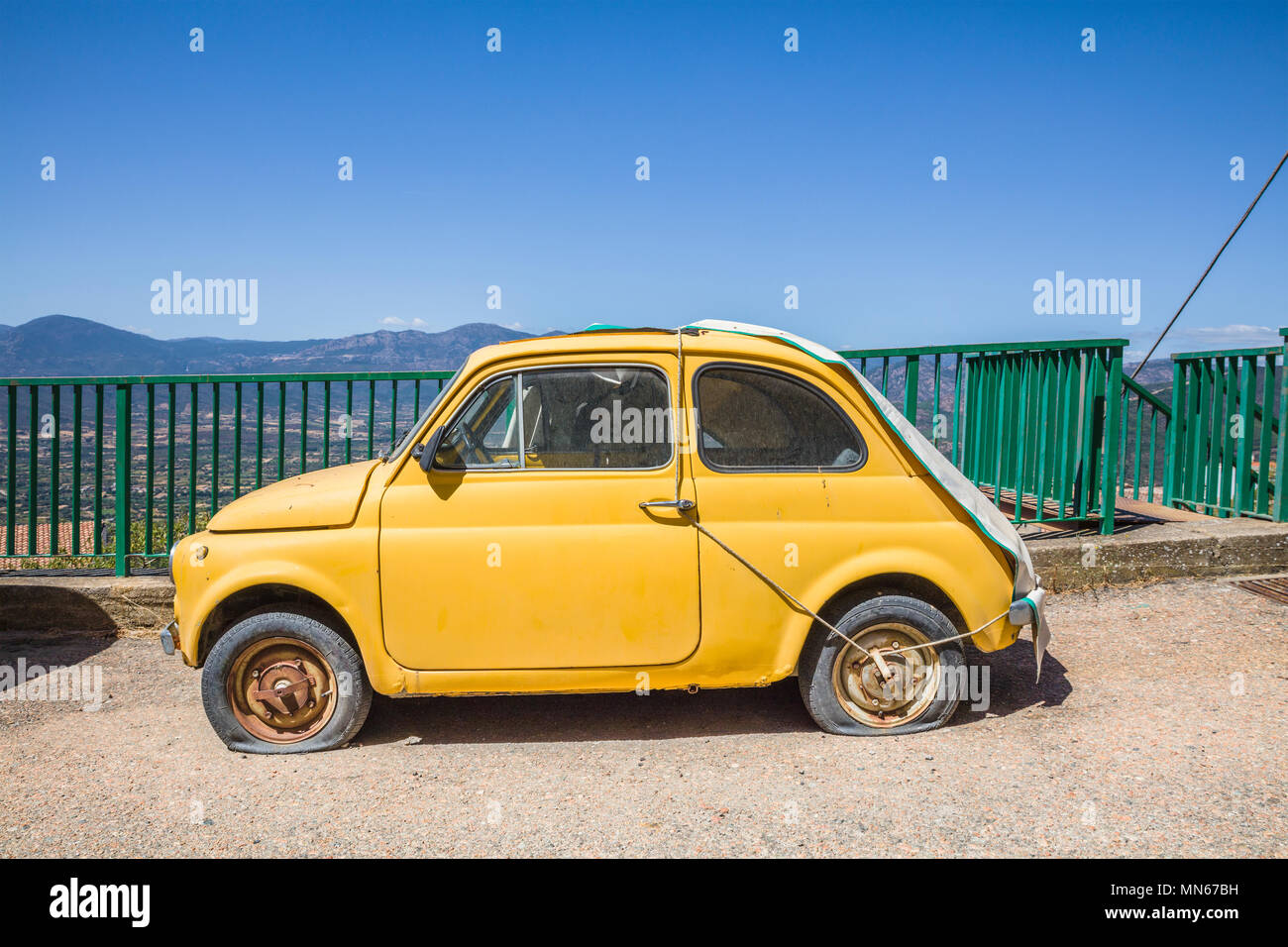 Alten, verlassenen gelben Fiat 500 Auto in Italien Stockfoto