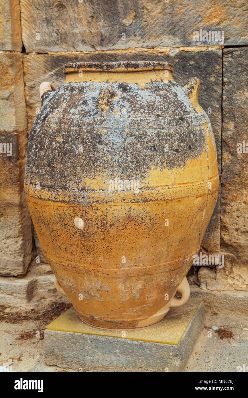 Eine gigantische Minoischen (C. 2200 v. Chr.-1100 v. Chr.) Vase, restauriert und in Phaistos archäologischen Ort, Kreta angezeigt. Topf ist ungefähr sechs Fuß hoch. Die Minoer waren Stockfoto