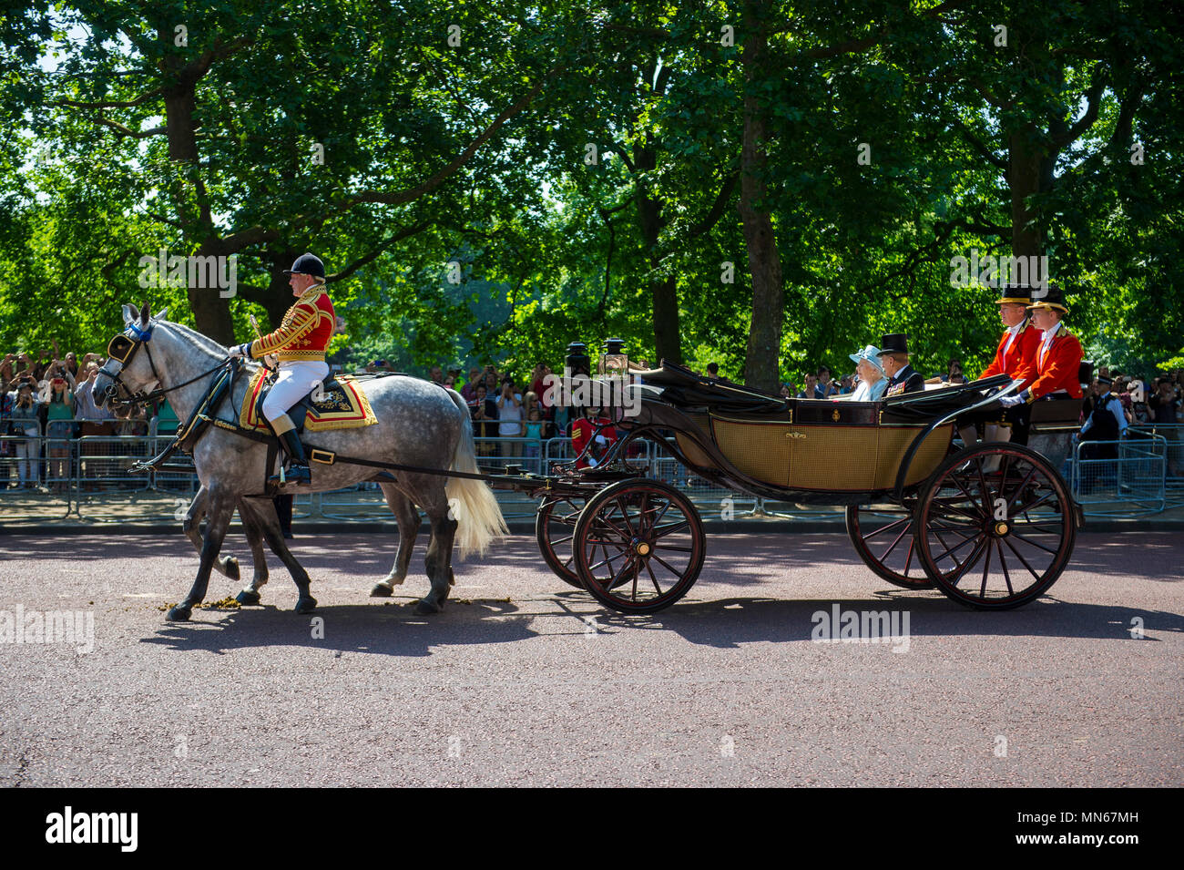 LONDON, UK, 17. JUNI 2017: Ihre Majestät Königin Elizabeth II. und Herzog von Edinburgh reisen mit Kutsche während der Parade die Farbe gezeichnet. Stockfoto