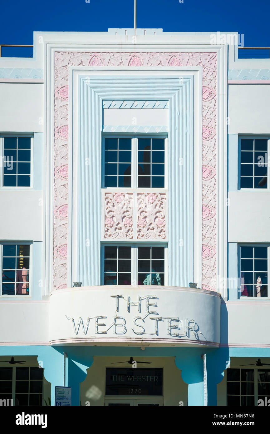 Miami, USA - ca. Januar 2018, Close-up Detail der typischen bunten Art Deco Architektur des Hotel Webster auf der Collins Avenue in South Beach Stockfoto