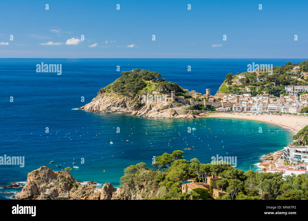 Spanische Mittelmeerküste an der Costa Brava mit Dorf Tossa de Mar und seine mittelalterlichen Stockfoto