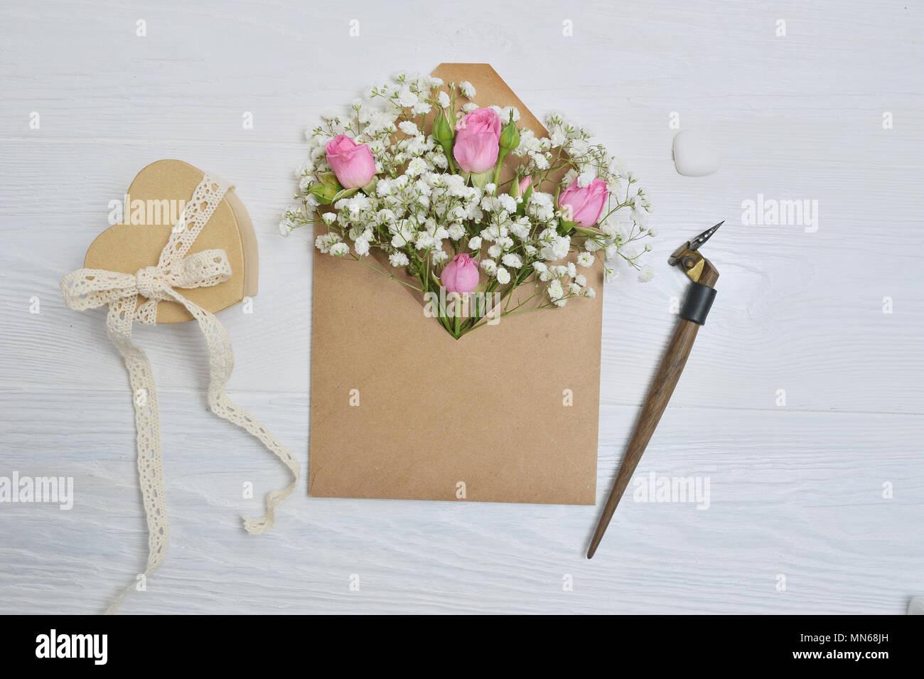 Kalligrafische Feder einen Umschlag mit Blumen Rose und einen Brief Stockfoto