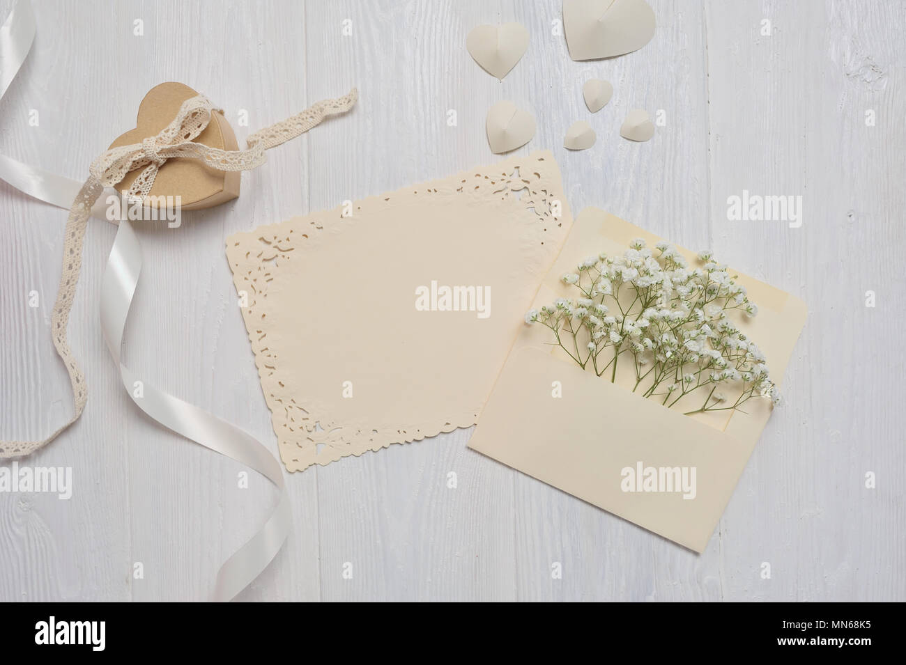 Umschlag mit Blumen und einem Brief, Geschenk, Herz, Grußkarte Stockfoto