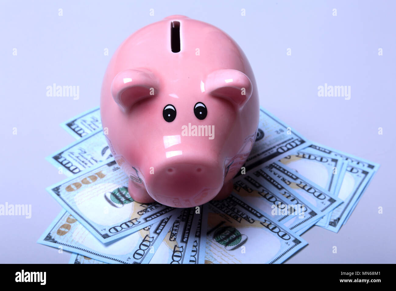 Sparschwein Stil Geld auf Hintergrund mit Geld amerikanischen Hundert-Euro- Scheine Stockfotografie - Alamy