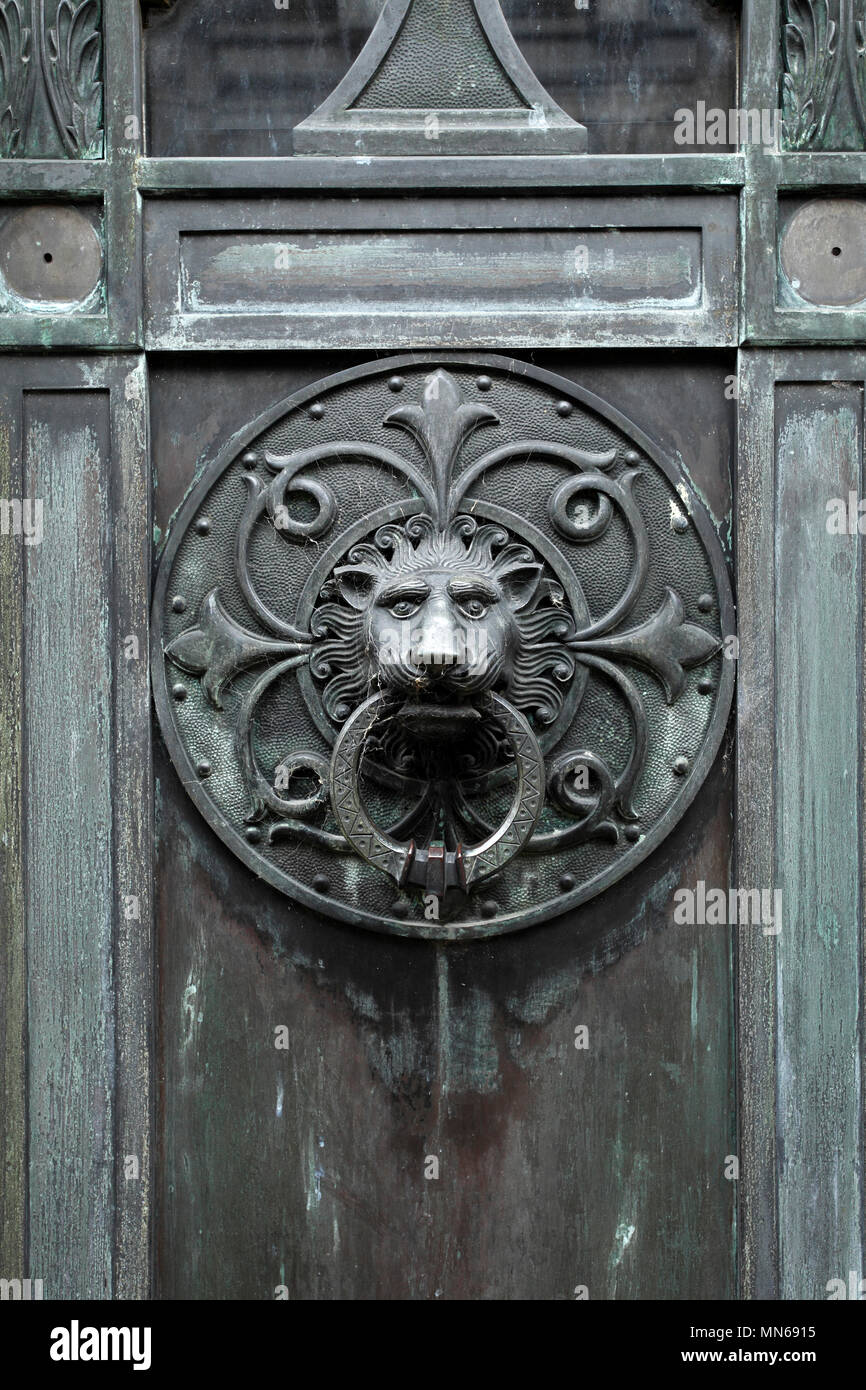 Friedhof von Recoleta, Buenos Aires, der Hauptstadt von Argentinien. Türklopfer im Mund eines Löwen. Stockfoto