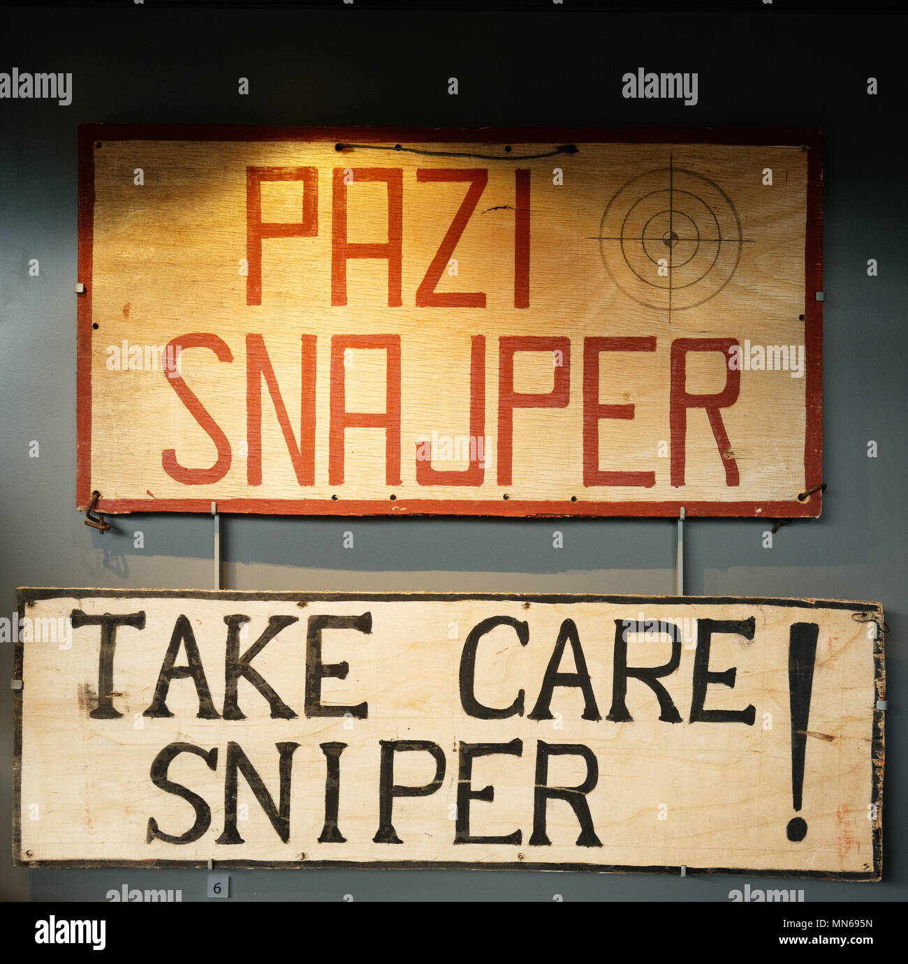 Ein "Care-Sniper' Zeichen von Sniper Alley in Sarajewo während des bosnischen Kriege Stockfoto