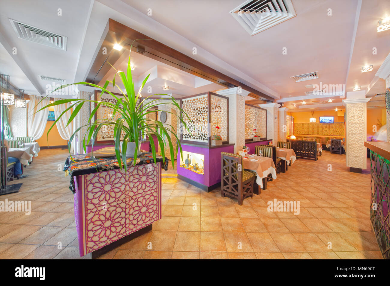 Moskau - September 2014: Der Innenraum des orientalischen Restaurant ANDYK'. Chaikhana der usbekische Küche. Blick auf das Restaurant im asiatischen Stil Stockfoto