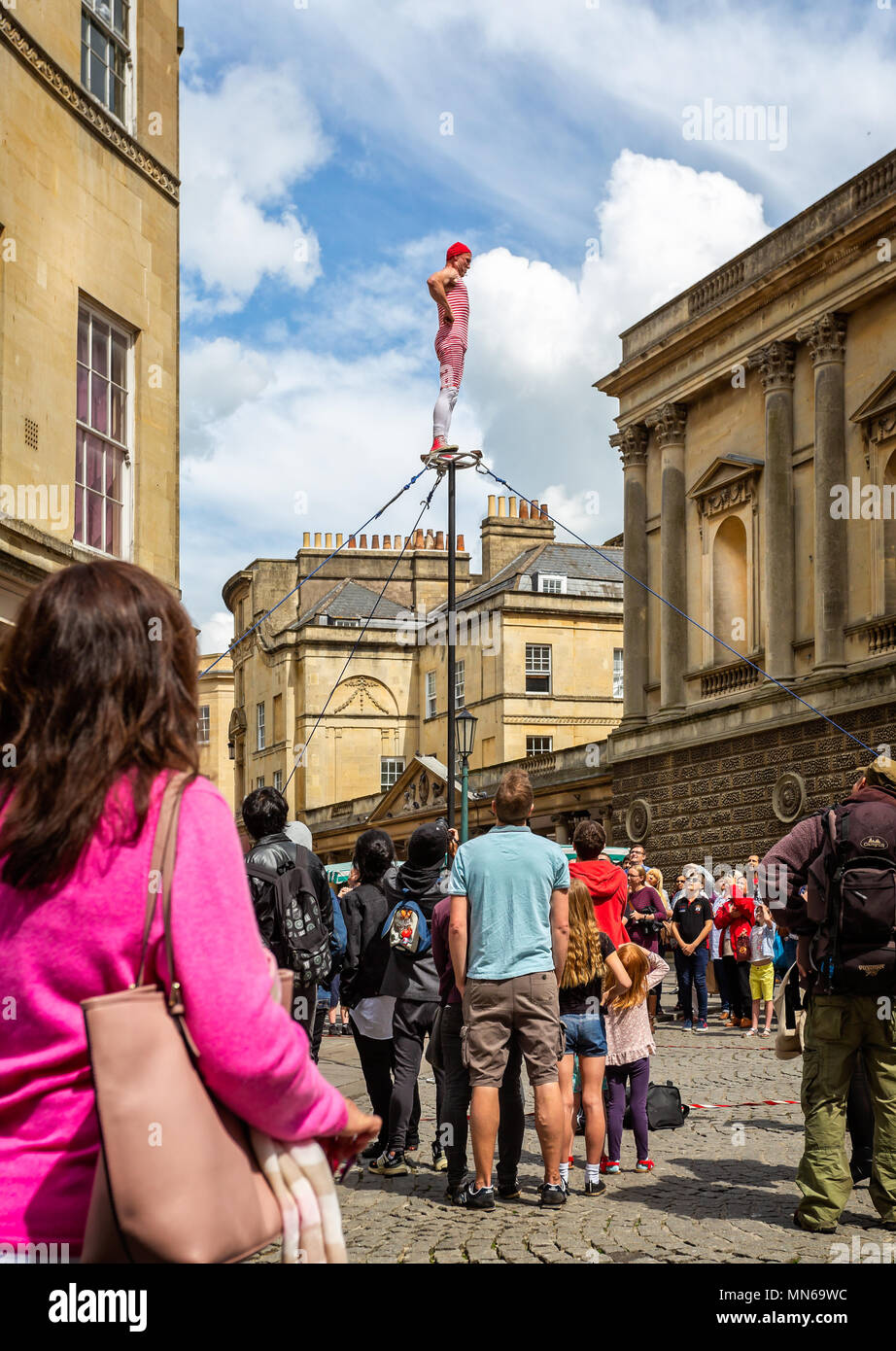 Street artist oben an Pol in Stall Street, Bath, Somerset, UK am 13. Mai 2018 getroffen Stockfoto