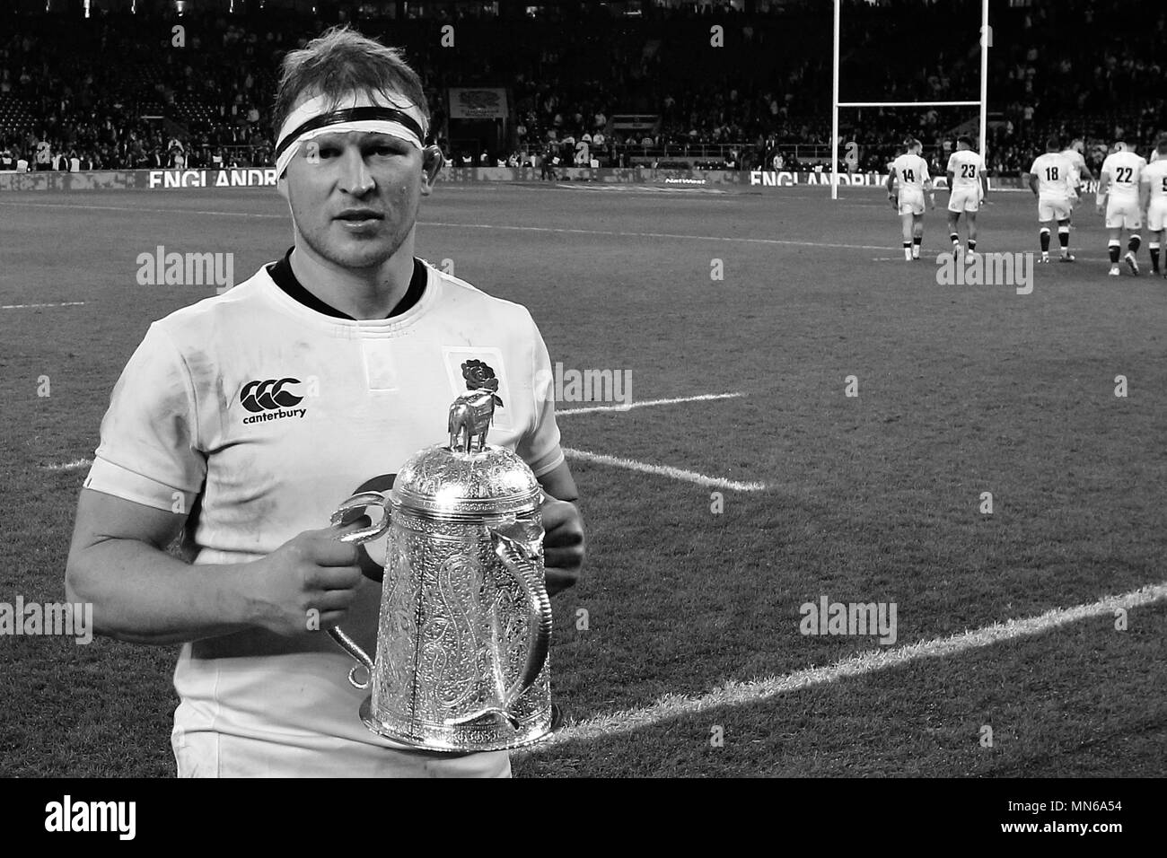 LONDON, ENGLAND - 11. März: England Captain Dylan Hartley nach dem Gewinn der Calcutta Cup und nun Kapitän der Mannschaft mit 18 Siegen in Folge und RBS Six Nations Turnier Gewinner, nach dem Spiel zwischen England V Schottland RBS Six Nations Turnier bei Twickenham Stadium am 11. März in London, England 2017. Stockfoto