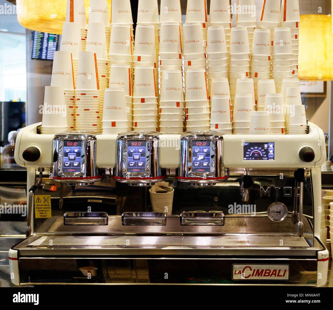 A La Cimbali Kaffeemaschine in einem Café Stockfoto