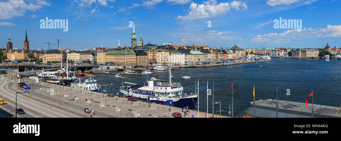 Panorama des geschäftigen Downtown waterfront Hafen Tourismus Sehenswürdigkeiten von Stockholm Schweden sonnigen Sommer blauer Himmel Tag, Leute, Tag Kreuzfahrtschiffe im Hafen Stockfoto