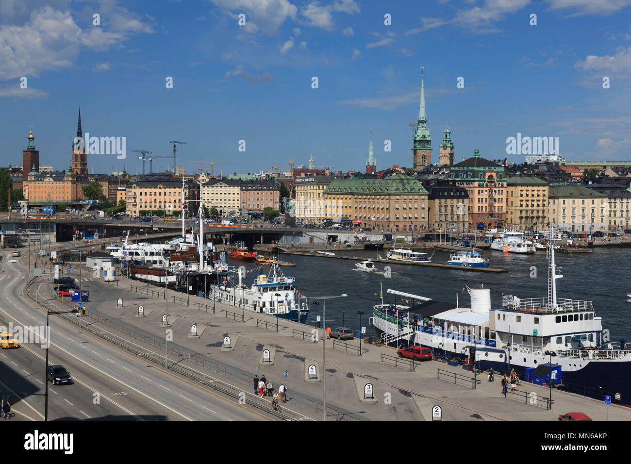 Panorama Skyline der geschäftigen Innenstadt Hafen waterfront Tourismus Bereich von Stockholm Schweden sonnigen Sommer blauer Himmel Tag, Leute, Tag Kreuzfahrtschiffe im Hafen Stockfoto