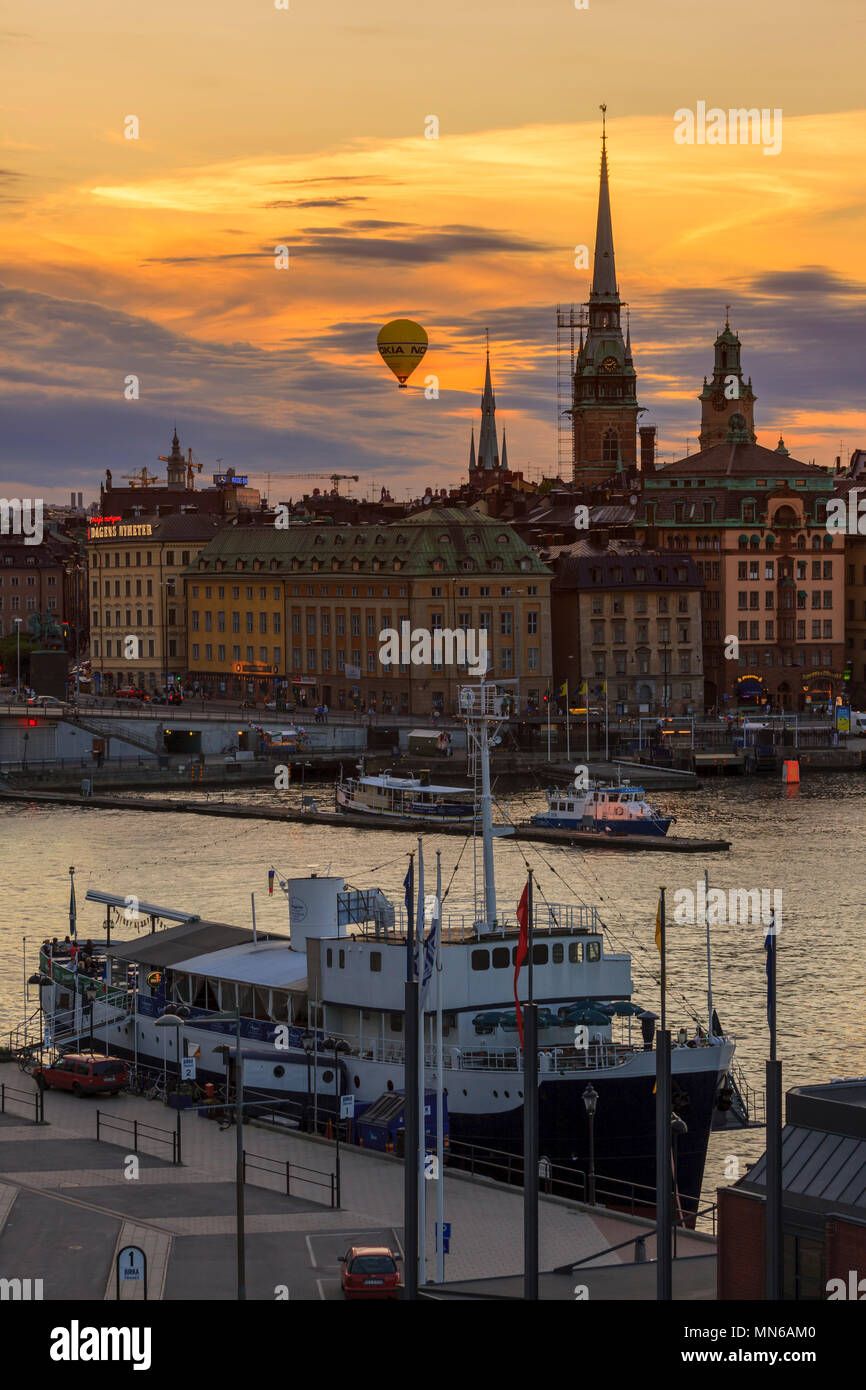 Panorama Kungsholmen besetzt Downtown waterfront Tourismus Bereich in Stockholm Schweden Sommer Sonnenuntergang, Heißluftballon, Tag Kreuzfahrt Boote, Hafen, St. Görans Stockfoto