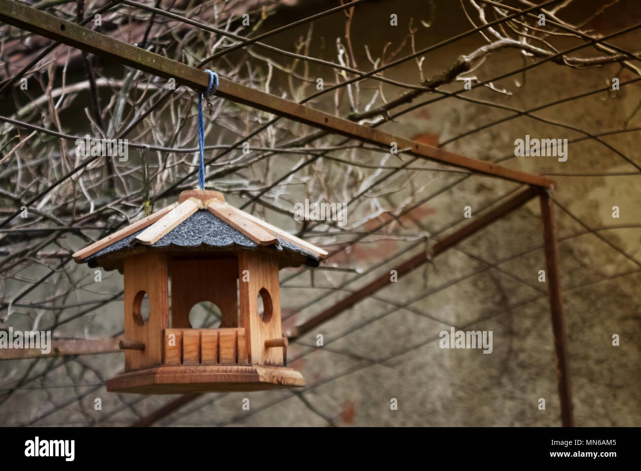 Holz Vogelhaus Hangend Auf Stahl Net Stieg Unter Niederlassung Im Herbst Stockfotografie Alamy