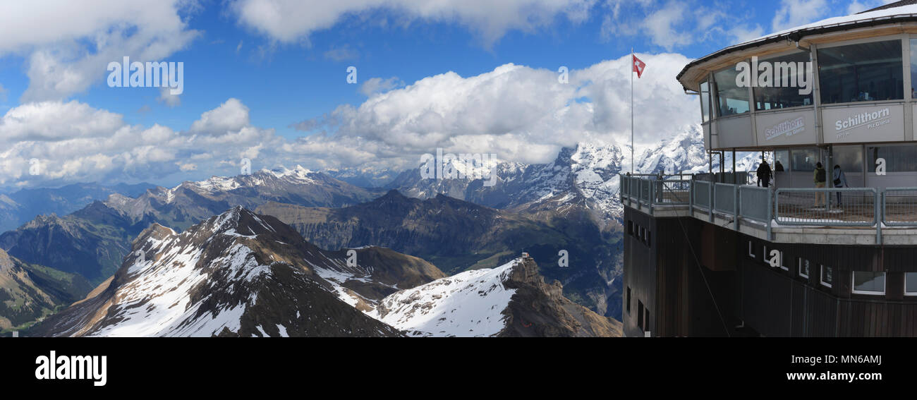 Panoramablick auf die schneebedeckten Schweizer Alpen malerische Landschaften vom Schilthorn Restaurant auf dem Berg Jungfrau Peek, blauer Himmel und weiße Wolken anzeigen Stockfoto