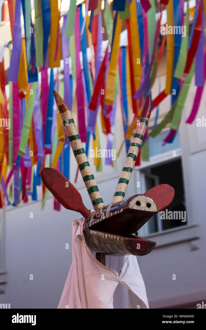 Karneval Maske, hohen Reiher aus Holz auf Platz von Cakovec Stadt und bunte Bänder oben gemacht Stockfoto