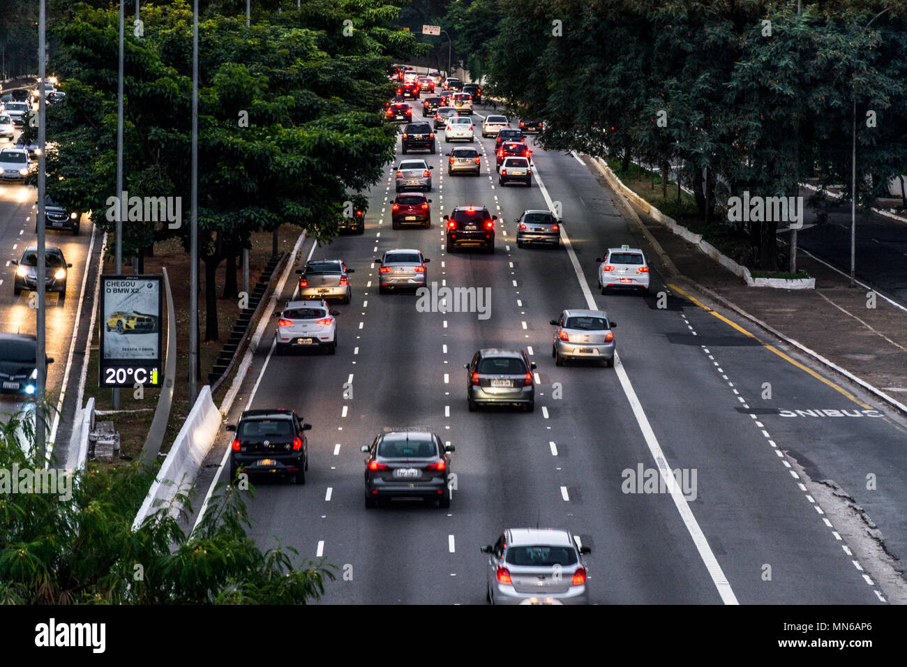 2018, Mai. Sao Paulo, Brasilien. Am späten Nachmittag Ansicht einer großen Avenue (Avenida 23 de Maio). Stockfoto