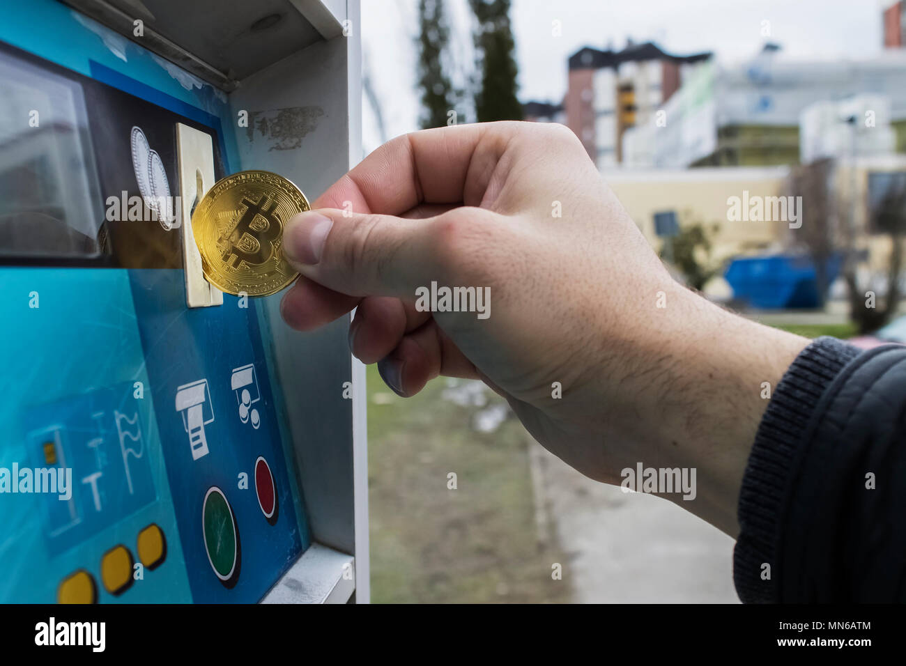 Mann einfügen golden Bitcoin zu Parken der Maschine parken Ticket | Parkplatz | Um zu kaufen Stockfoto