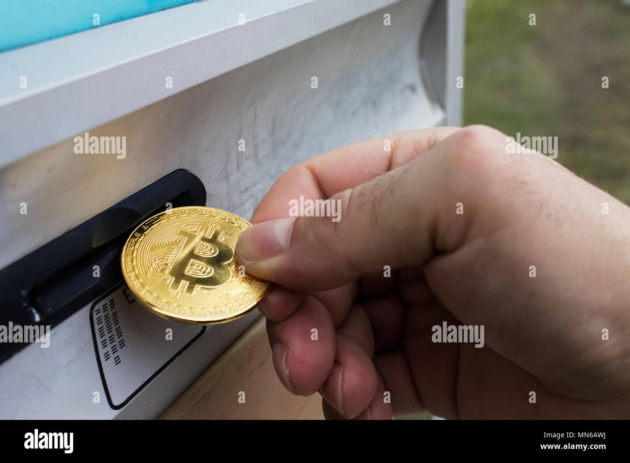 Mann einfügen golden Bitcoin zu Parken der Maschine parken Ticket |  Parkplatz | Um zu kaufen Stockfotografie - Alamy