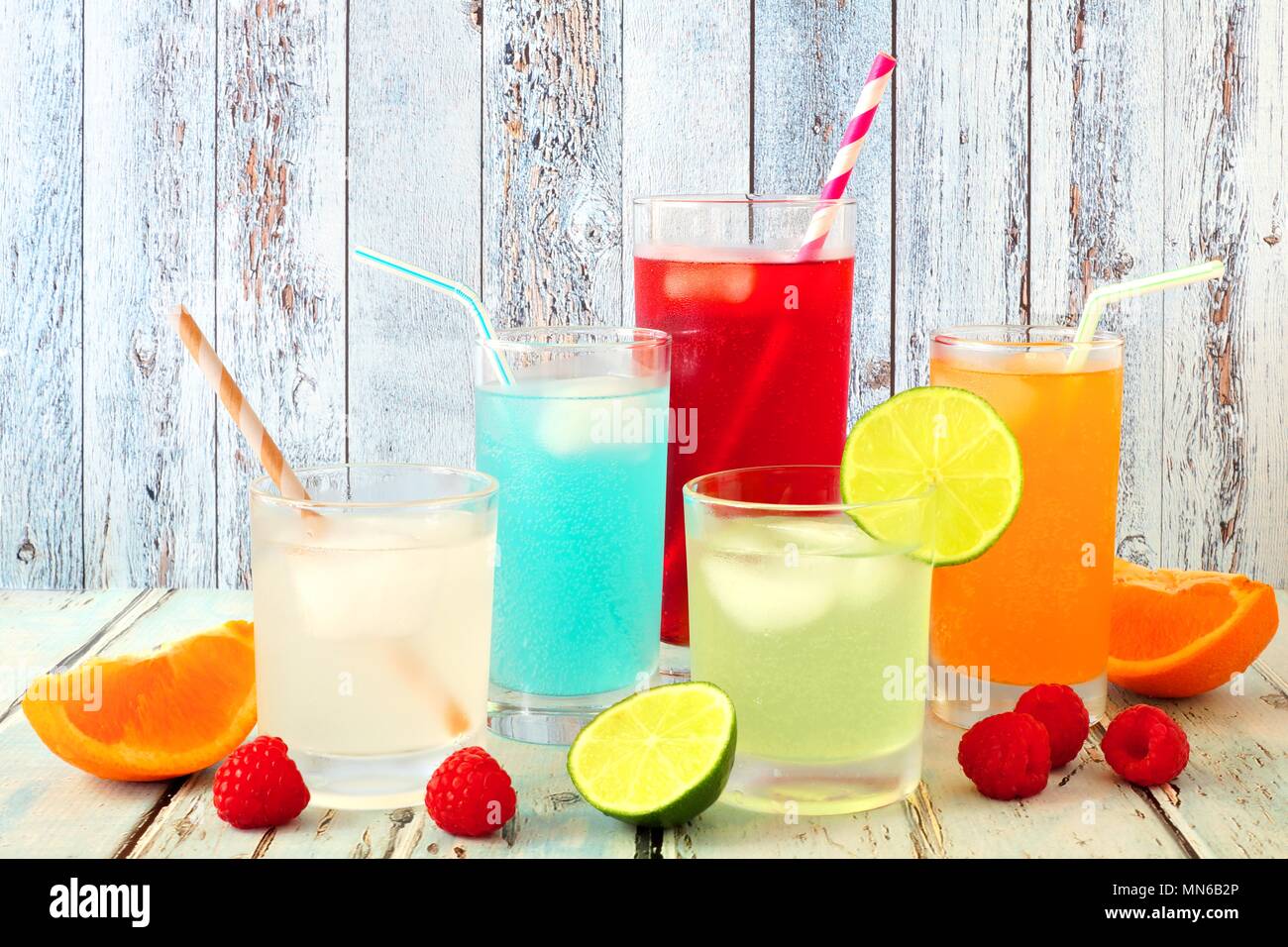 Gruppe von Cooler, farbenfroher Sommer Getränke gegen ein rustikales Holz Hintergrund Stockfoto