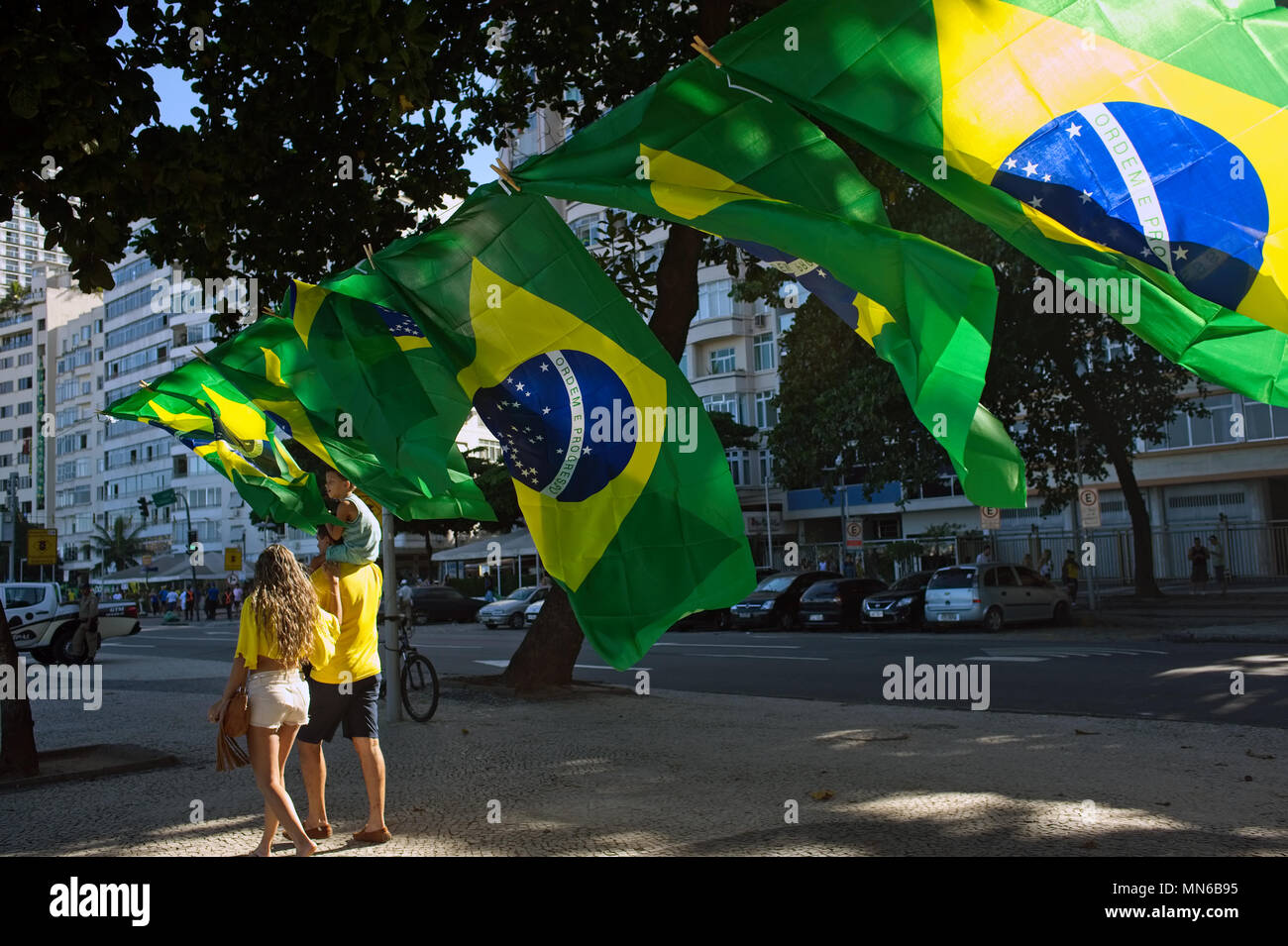 Copacabana, Rio de Janeiro - 17. April 2016: Street Distributoren verkaufen die Nationale Fahnen von Brasilien während eines Protestes gegen Präsident Dilma Rousseff Stockfoto
