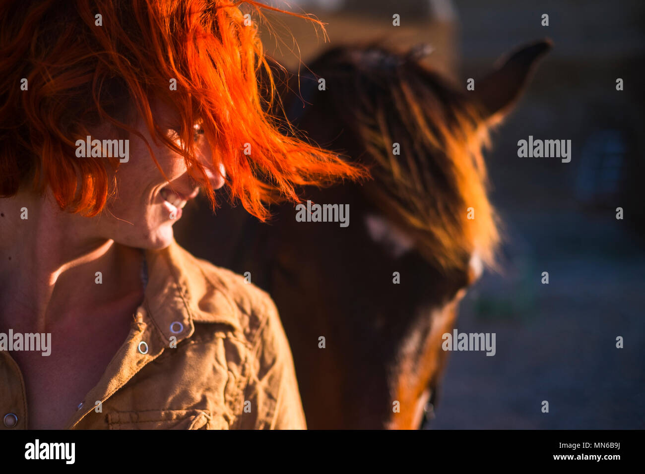 Rote Haare schöne junge Frau Lebensstil mit bester Freund Pferd in Landschaft. Portrait von paople und Tiere für pet-Konzept im Freien unter der Stockfoto