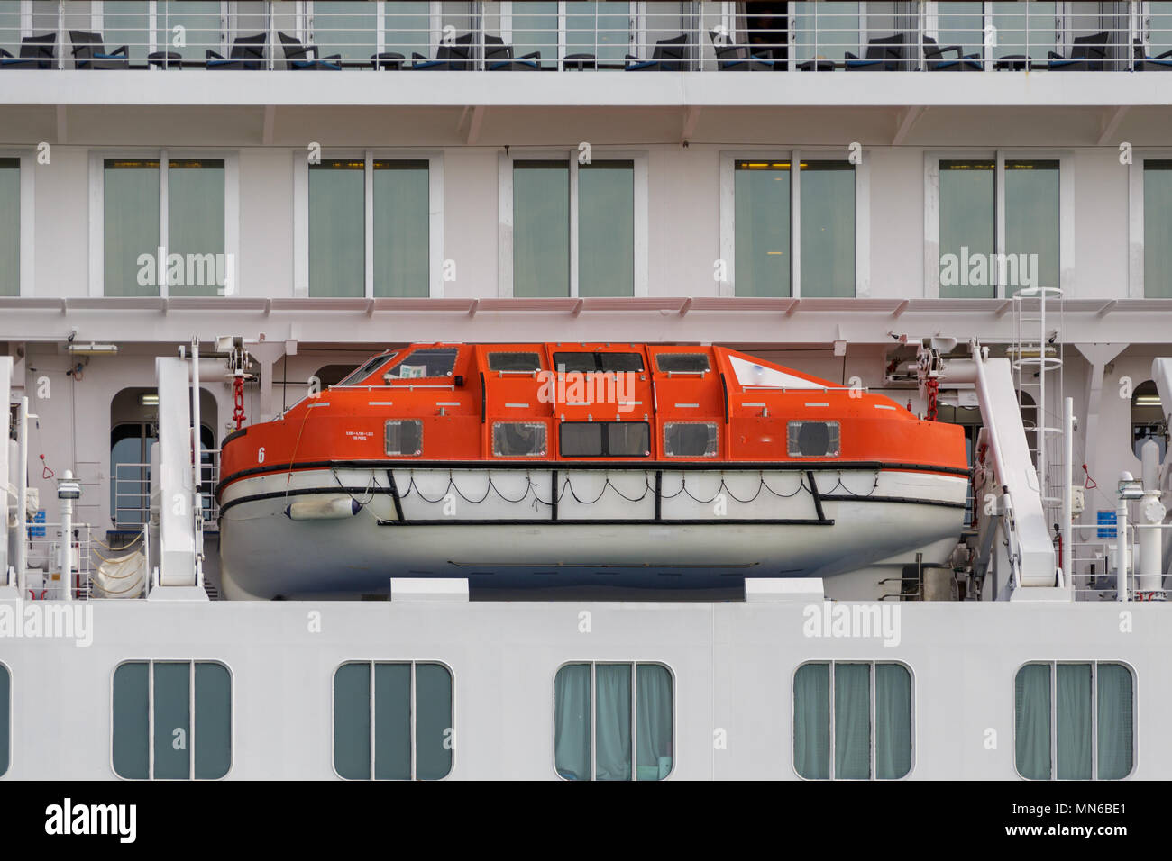 Rettungsboot auf Kreuzfahrtschiff im Hafen von Venedig Stockfoto