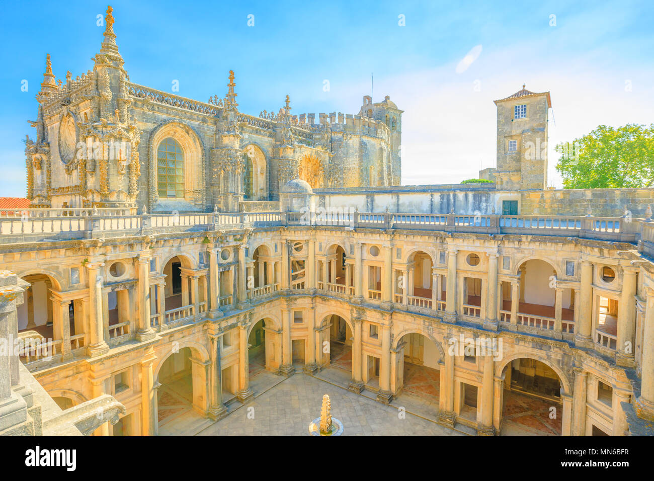 Portugal, Tomar. Blick auf den Innenhof des Klosters von Christus in der Templer Burg. Unesco Weltkulturerbe und beliebter Platz. Tomar Kloster - Festung war Teil eines Verteidigungssystems erstellt von Ritter von Orde Stockfoto