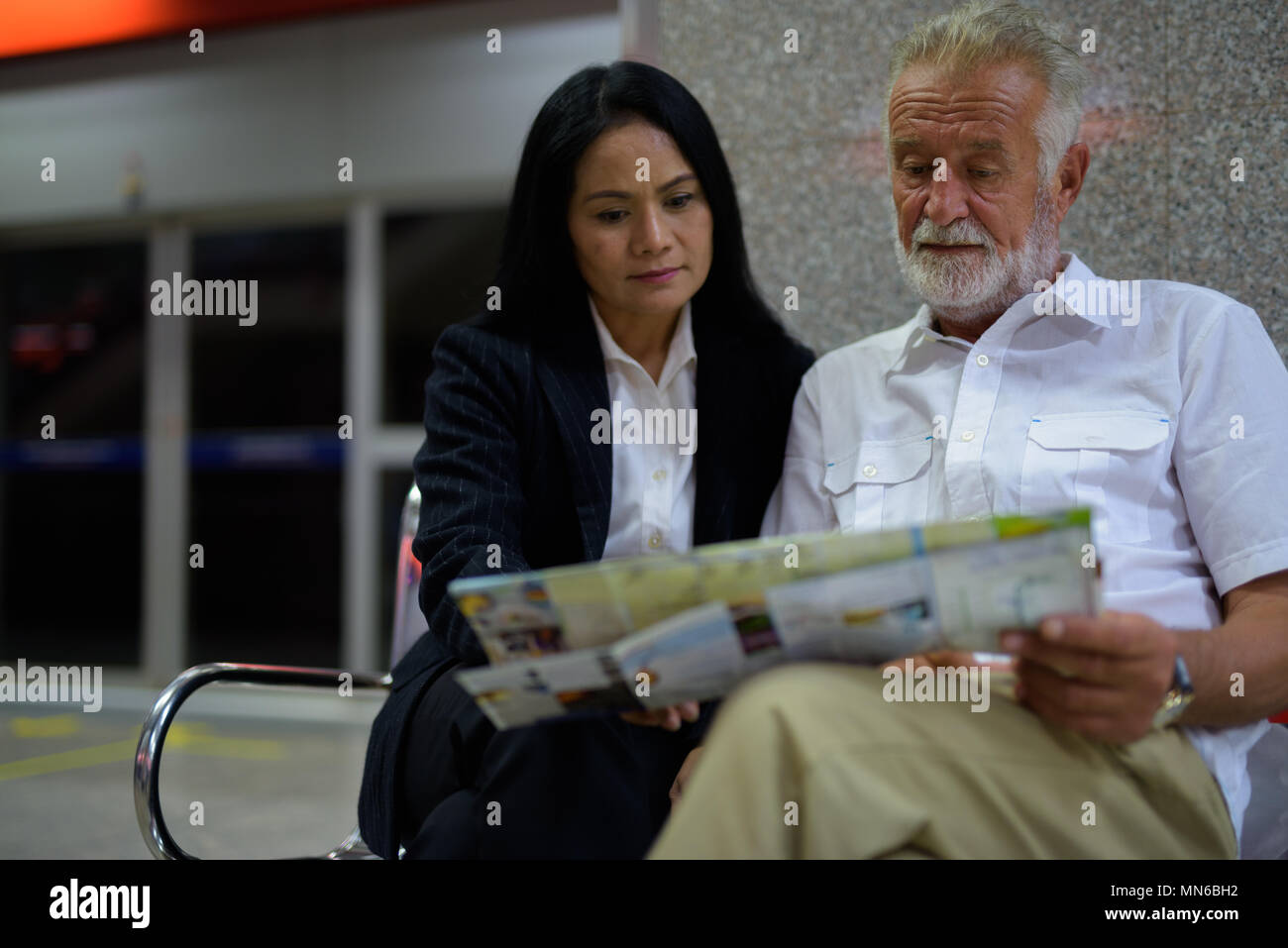 Ausgereifte multi-ethnischen Paar fröhlich und beim Erkunden der Liebe Stockfoto