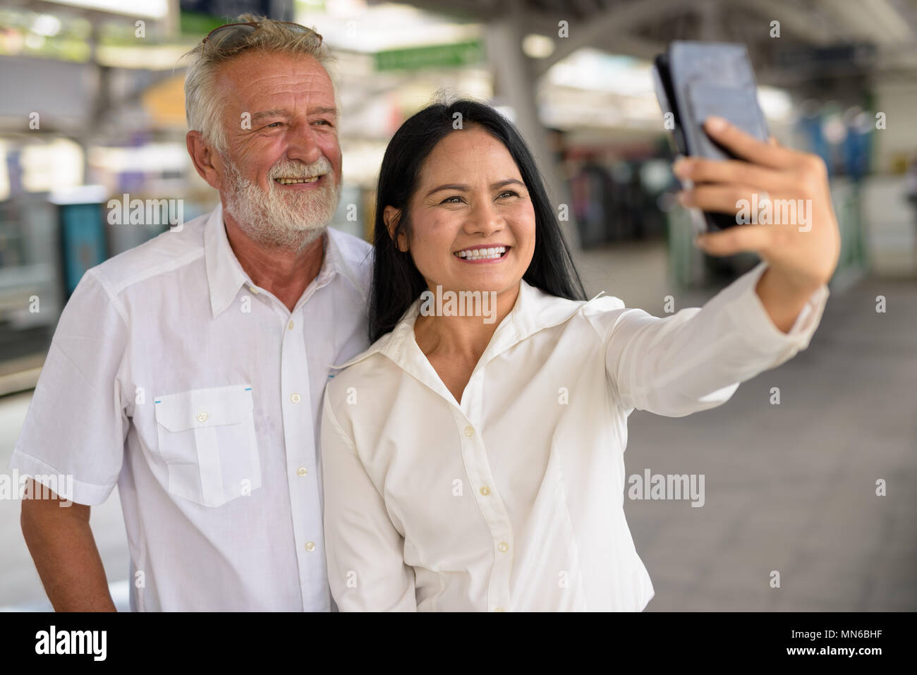 Ausgereifte multi-ethnischen Paar fröhlich und beim Erkunden der Liebe Stockfoto