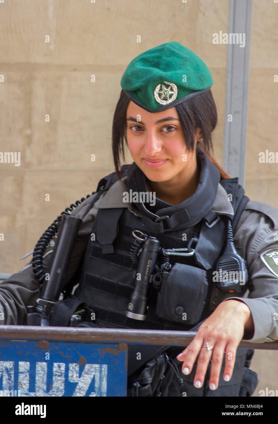 Via Dolorosa in Jerusalem Israel eine freundliche junge israelische Polizisten und Frau posieren für Fotos kurz vor der 70 Jahre Unabhängigkeit feiern. Stockfoto