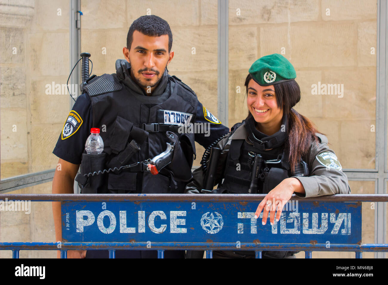 Via Dolorosa in Jerusalem Israel eine freundliche junge israelische Polizisten und Frau posieren für Fotos kurz vor der 70 Jahre Unabhängigkeit feiern. Stockfoto