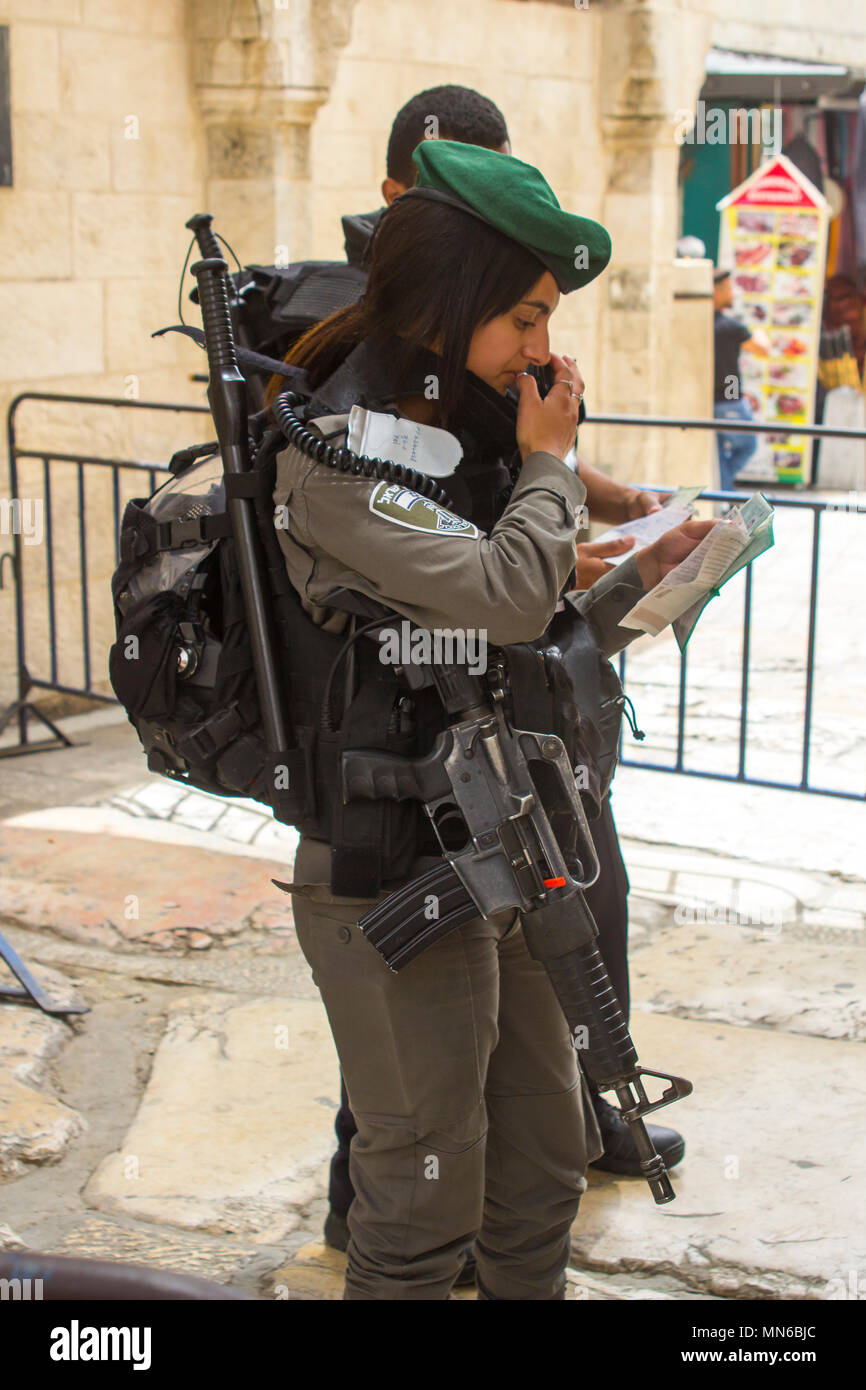 Via Dolorosa in Jerusalem Israel eine junge israelische Polizisten und Frau prüfen Identitäten kurz vor der 70 Jahre Unabhängigkeit feiern. Stockfoto