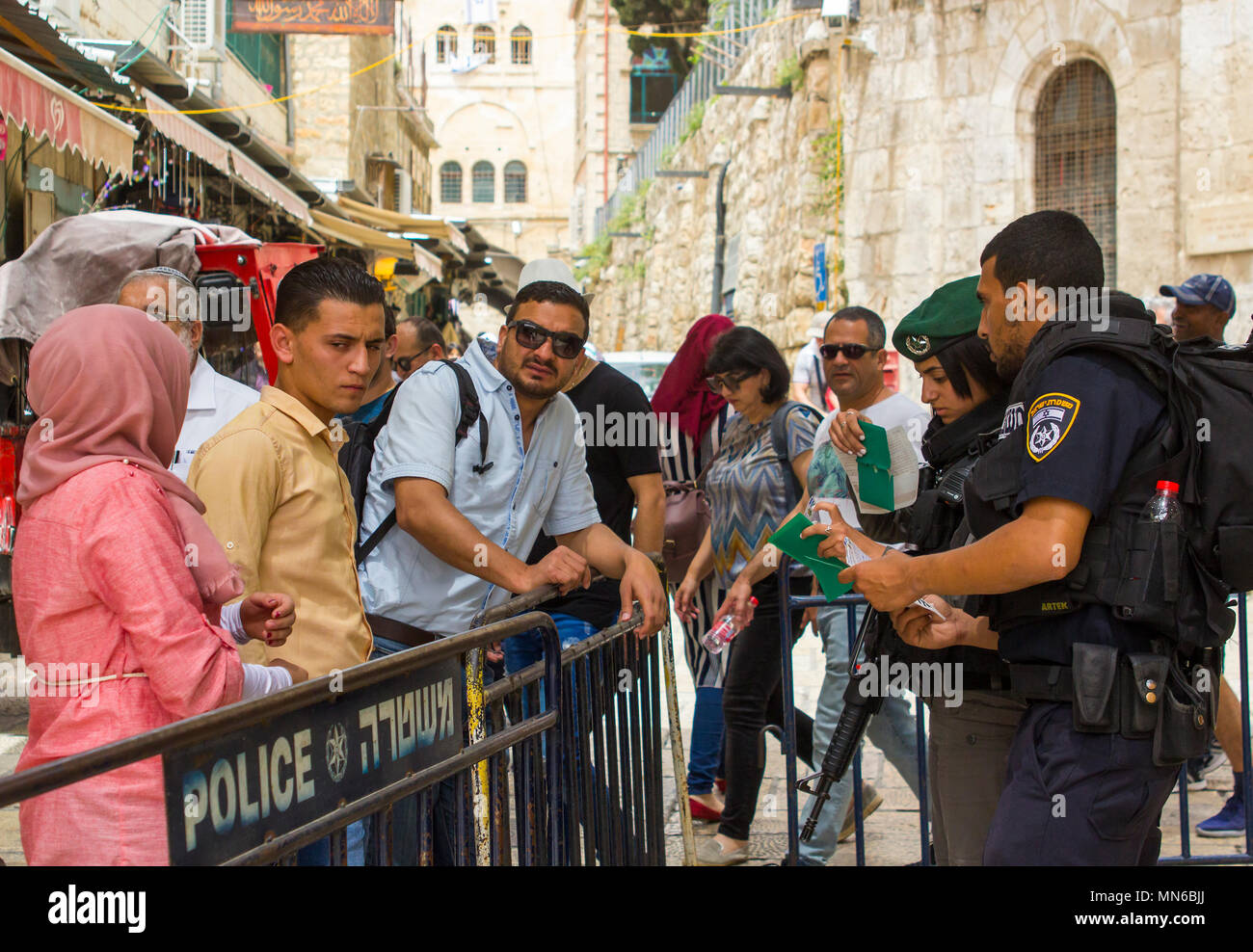 Via Dolorosa in Jerusalem Israel eine junge israelische Polizisten und Frau prüfen Identitäten kurz vor der 70 Jahre Unabhängigkeit feiern. Stockfoto