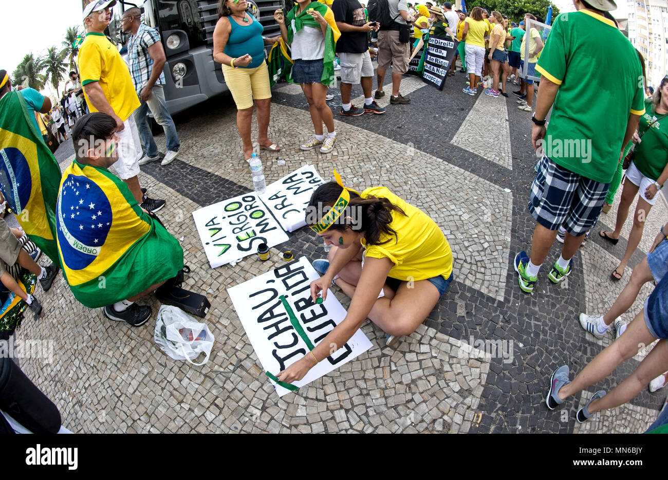 Rio de Janeiro, Brasilien - 17. April 2016: Tausende im Copacabana Strand versammelt, die der Präsident Dilma Rousseff step-down Stockfoto