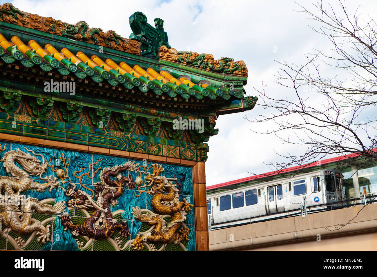 Gate neben Gleisen in der Chinatown Nachbarschaft, Chicago, Illinois, USA Stockfoto