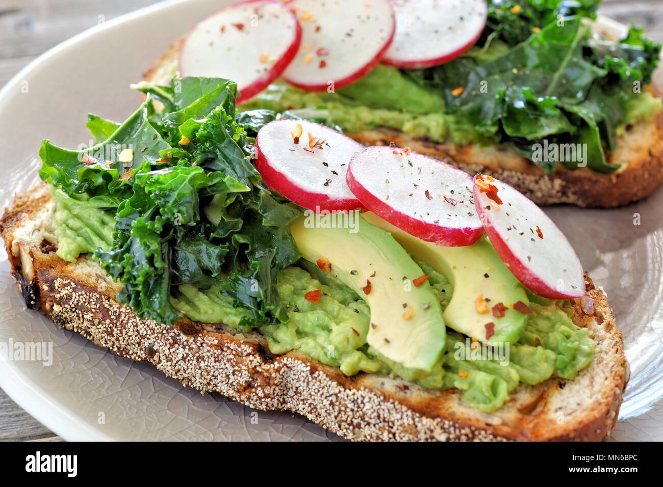 Gesunde avocado Toast close up mit Kohl und Rettich auf Vollkornbrot Stockfoto