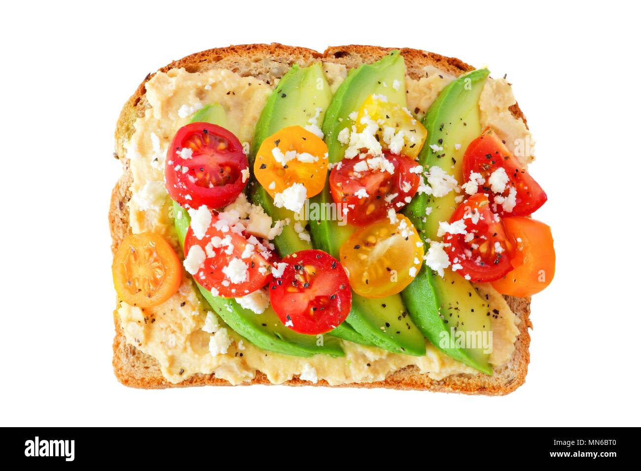 Avocado Toast mit Hummus und Tomaten auf weißem Hintergrund Stockfoto