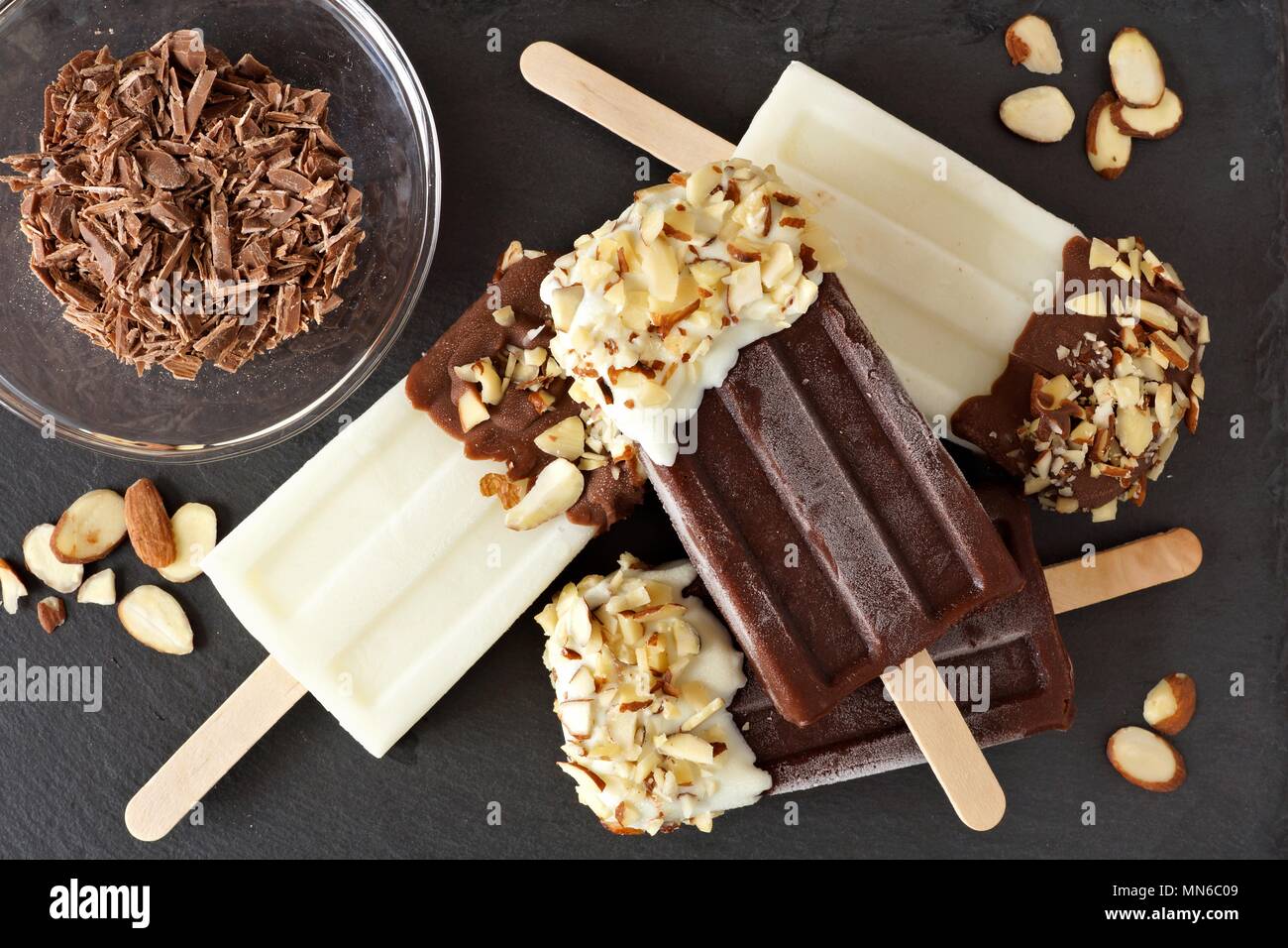 Schokolade und Almond Ice Pops in einem Cluster, Overhead Szene über einen Schiefer Hintergrund Stockfoto