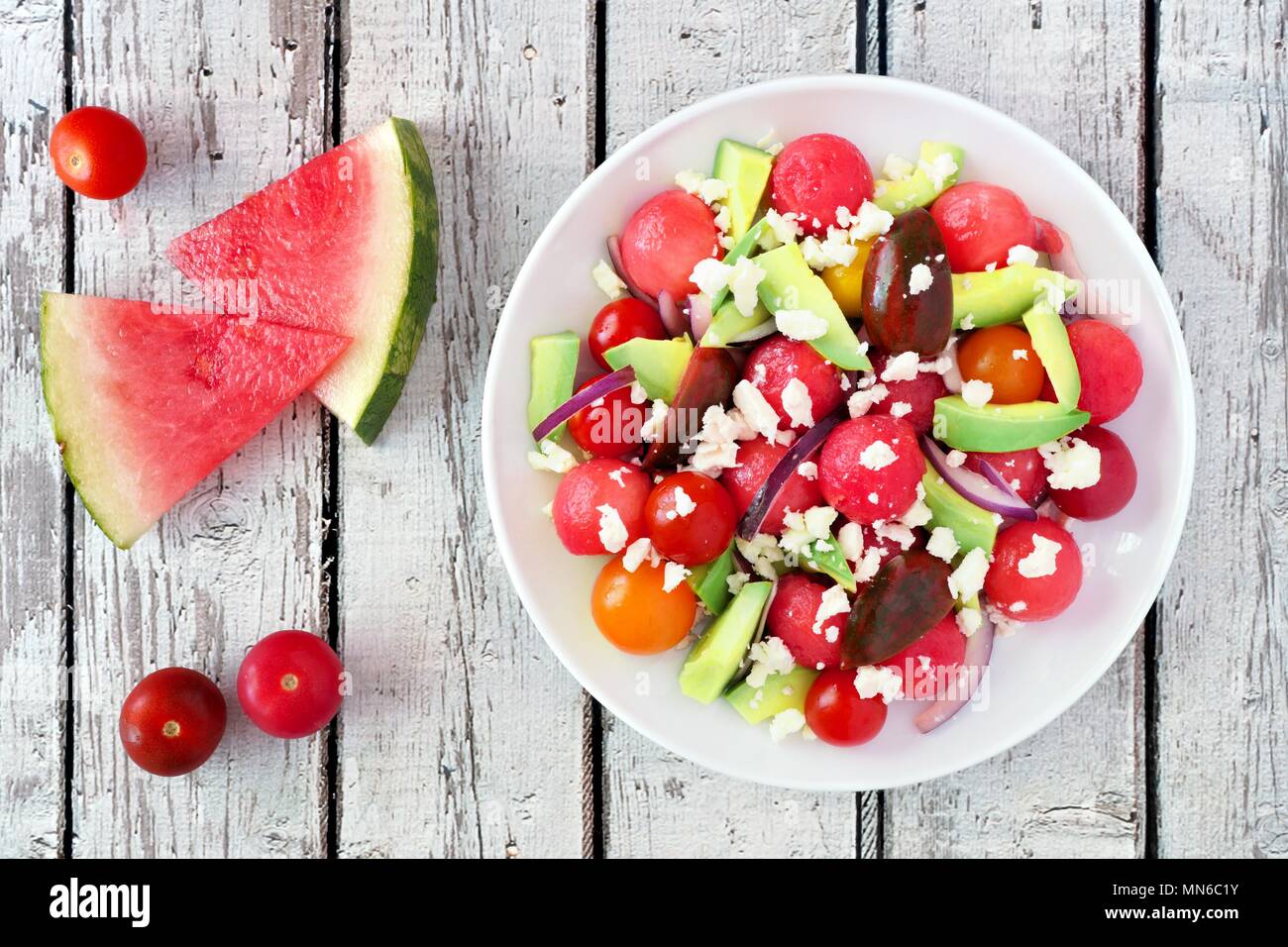 Sommer Salat mit Wassermelone, Avocado, Tomaten und Feta Käse, oben Szene  auf einem rustikalen weiß Holz Hintergrund Stockfotografie - Alamy