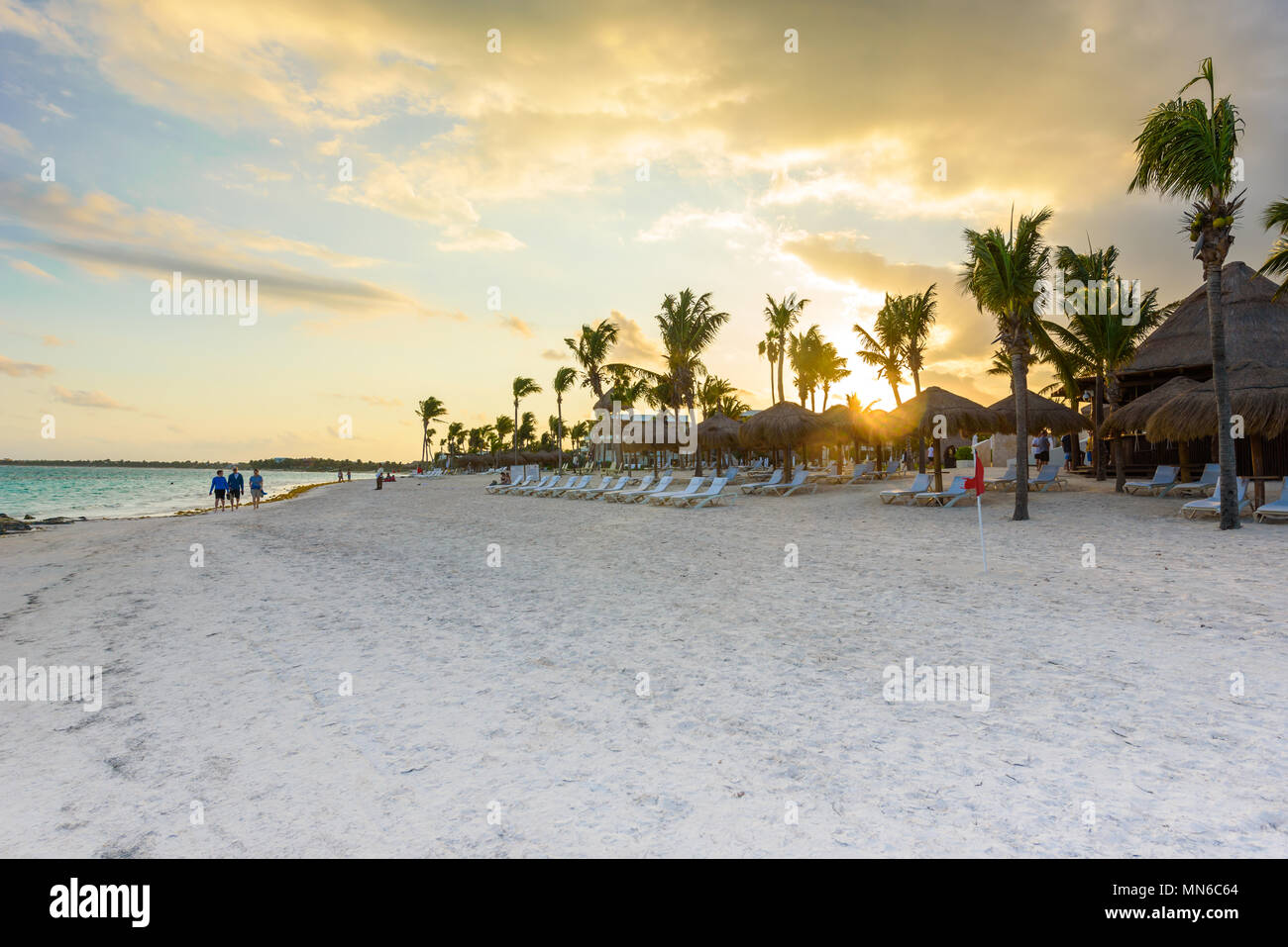 Schönen weißen Sandstrand in Akumal, Mexiko - Paradise Bay Beach in ...