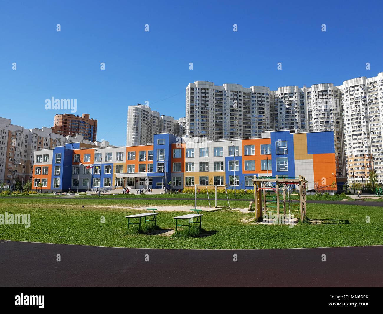 Chimki, Russland - Moderne mittlere Schule der allgemeinen Bildung Stockfoto