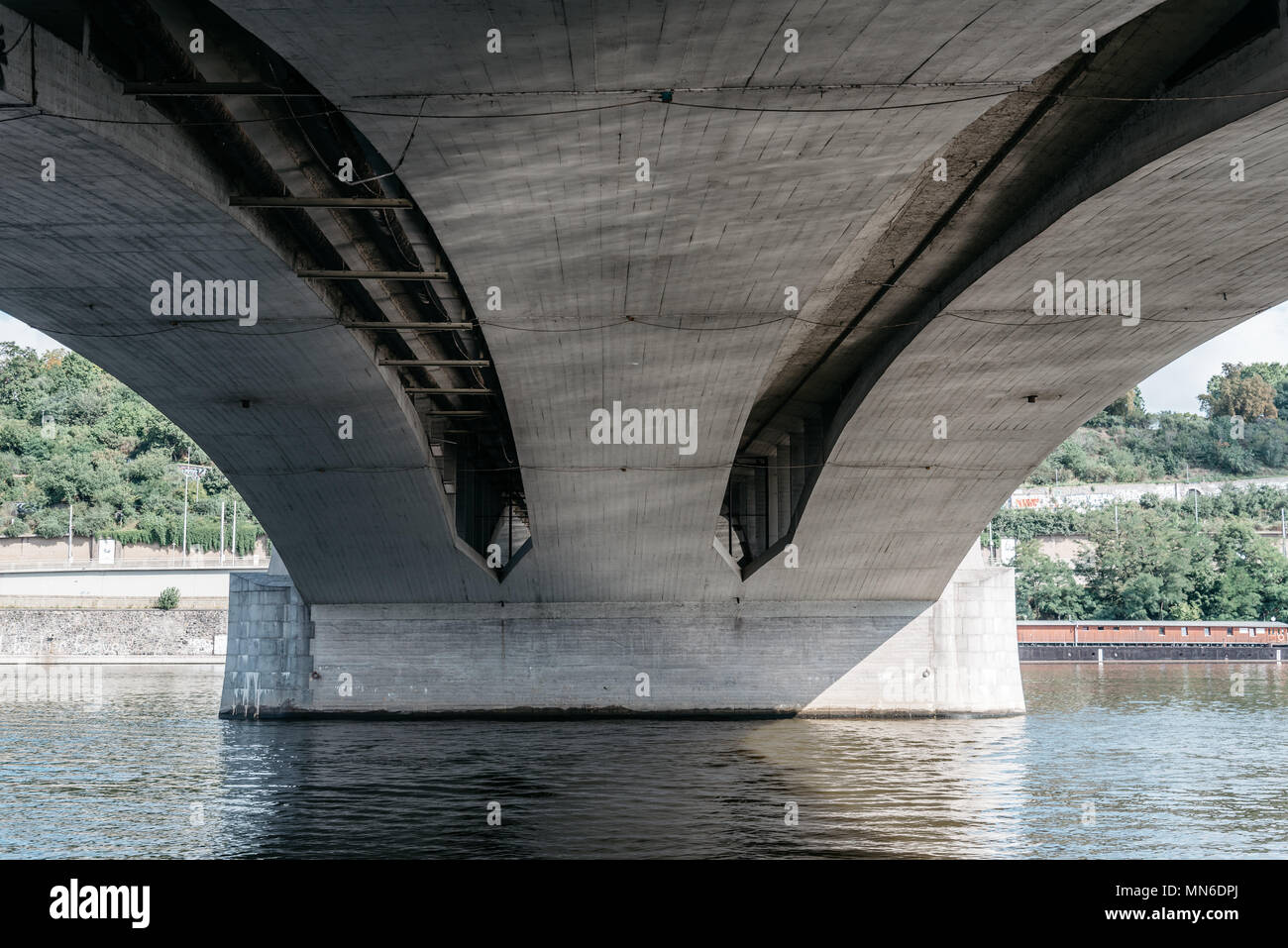 Ansicht unter der Brücke in den Fluss. Transport Tapete. Perspektive. Symmetrie Stockfoto