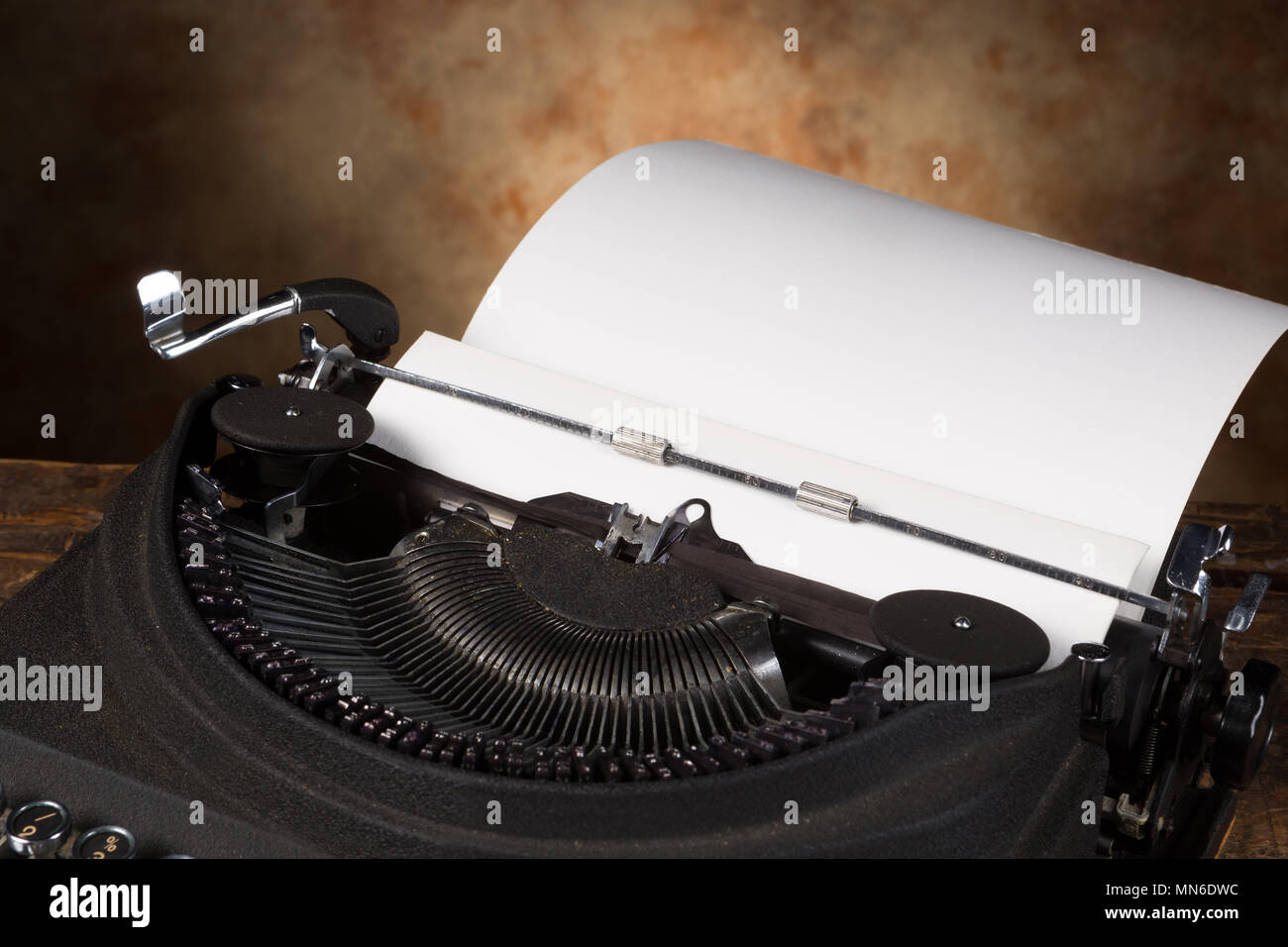 Leere Seite in einer staubigen antike Schreibmaschine eingefügt Stockfoto