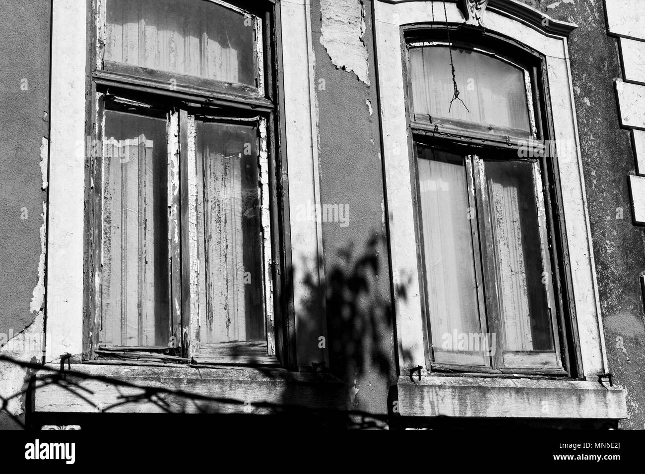 Zerstörten alten Windows in Schwarz und Weiß Foto Stockfoto